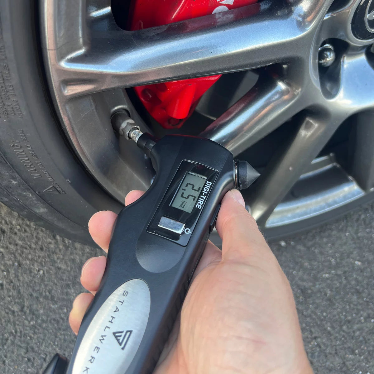 STAHLWERK 5-in-1 Reifendruckprüfer mit LED-Licht | Digitaler Luftdruckprüfer | Gurtschneider | Notfallhammer | Arbeitsleuchte | Multifunktionales Luftdruckmessgerät für PKW, Fahrrad, Auto