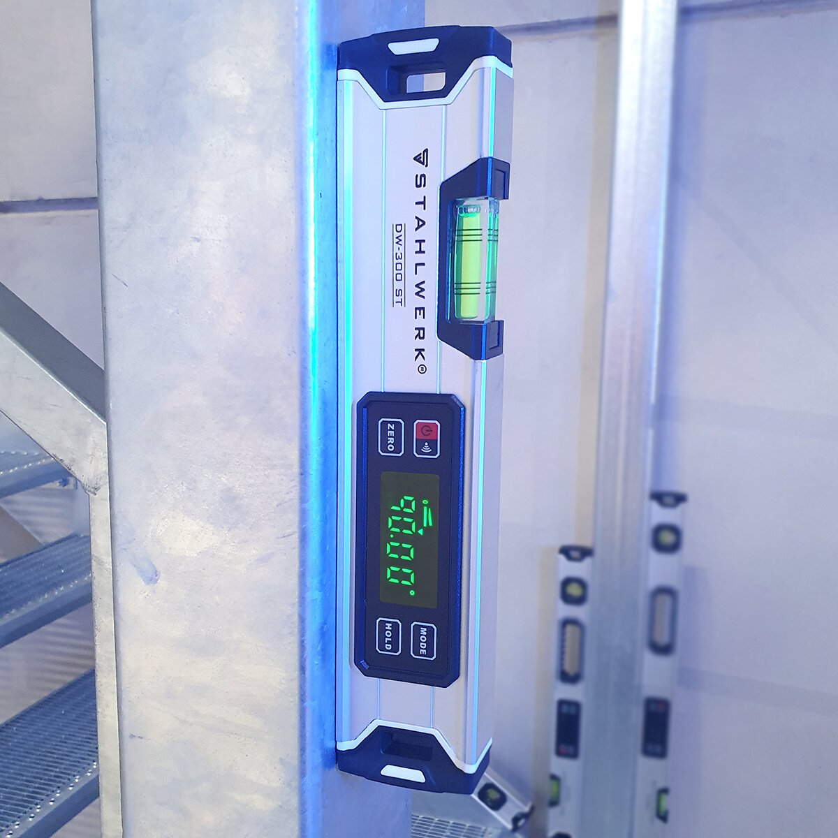 STAHLWERK Digitale Wasserwaage DW-300 ST aus Aluminium mit 300 mm Länge magnetische Richtwaage | Magnet-Wasserwaage | Aluminium-Wasserwaage | Digital-Wasserwaage | Winkelmesser
