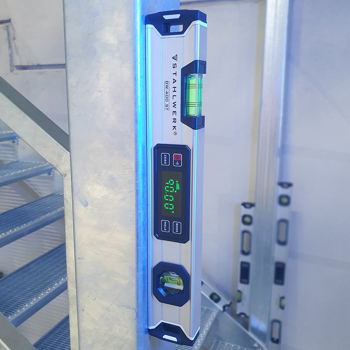 STAHLWERK Digitale Wasserwaage DW-400 ST aus Aluminium mit 400 mm Länge magnetische Richtwaage | Magnet-Wasserwaage | Aluminium-Wasserwaage | Digital-Wasserwaage | Winkelmesser