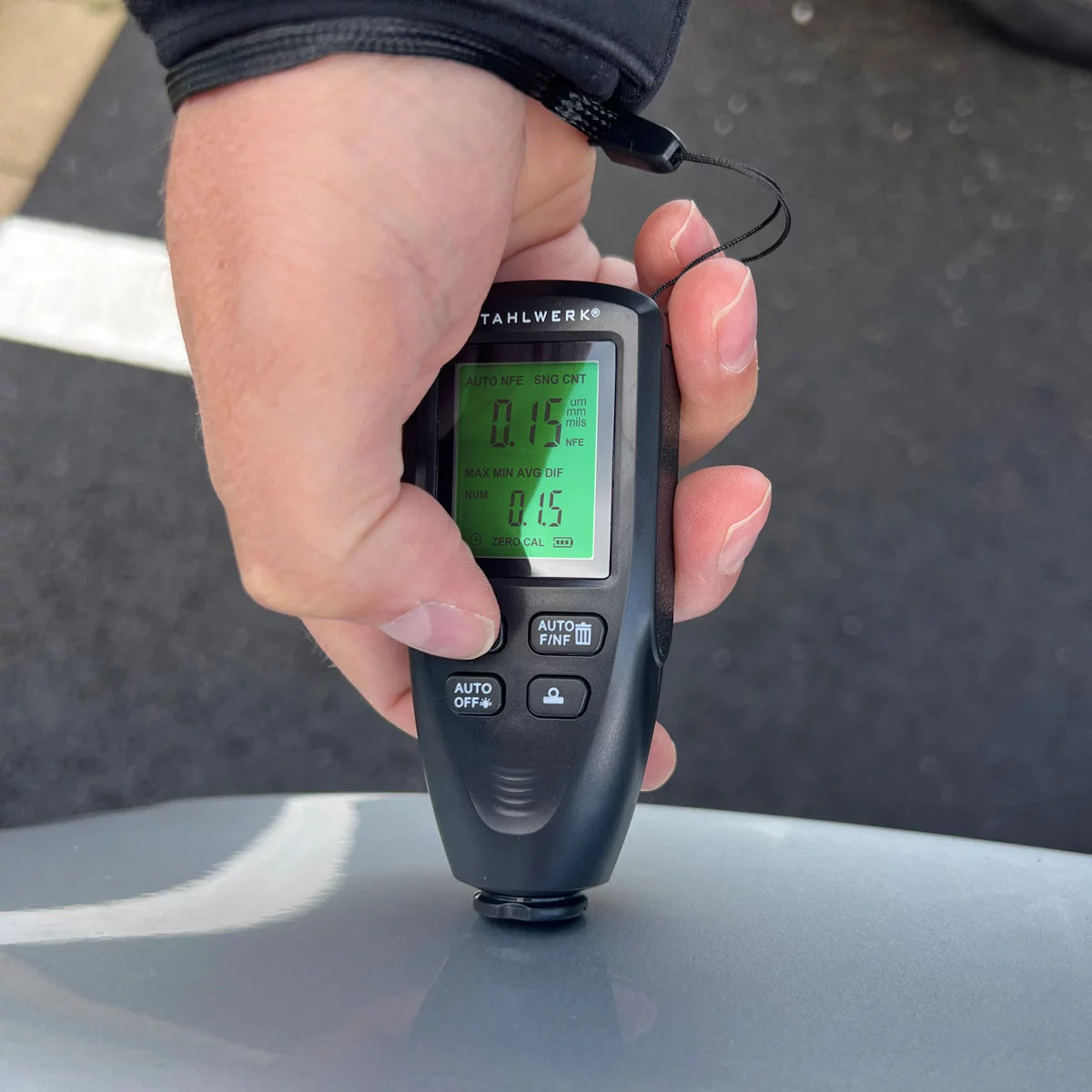 STAHLWERK Schichtdickenmesser | Kompakter Lackdickenprüfer 0-2000 µm für KFZ und Materialprüfung | Dual-Sonde-Messgerät zur Bestimmung von Lackdicken | Präziser Fe/NFe Lackdickenmesser für Metall