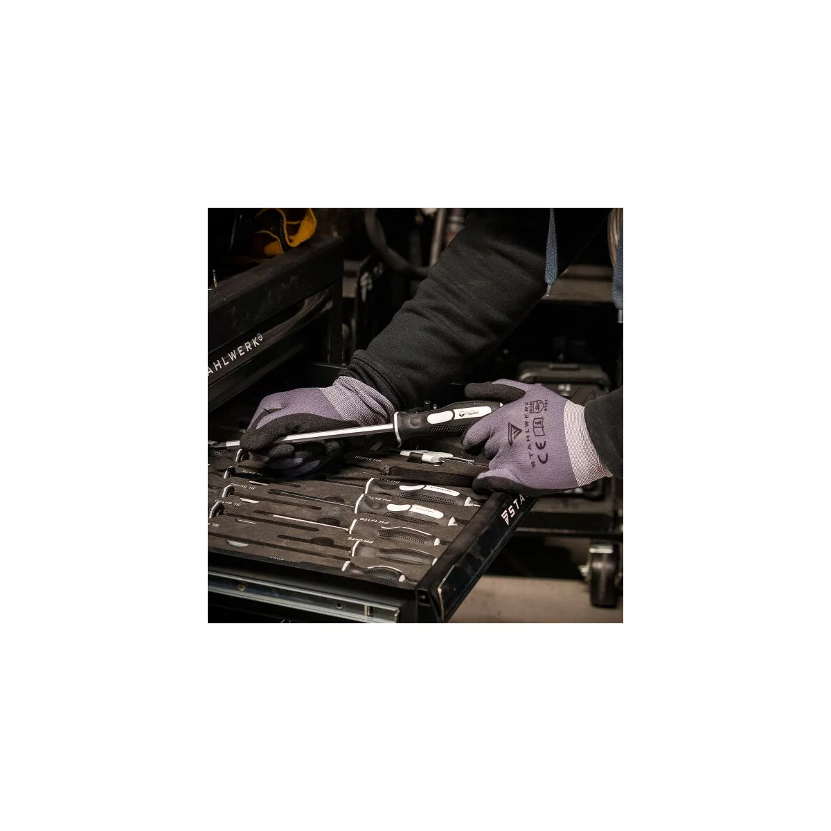 Set básico para cambio de neumáticos STAHLWERK con gato de maniobra extraplano de 3 t con rango de elevación de 75-510 mm, llave dinamométrica de 70-350 Nm y guantes de trabajo para cambiar neumáticos de vehículos
