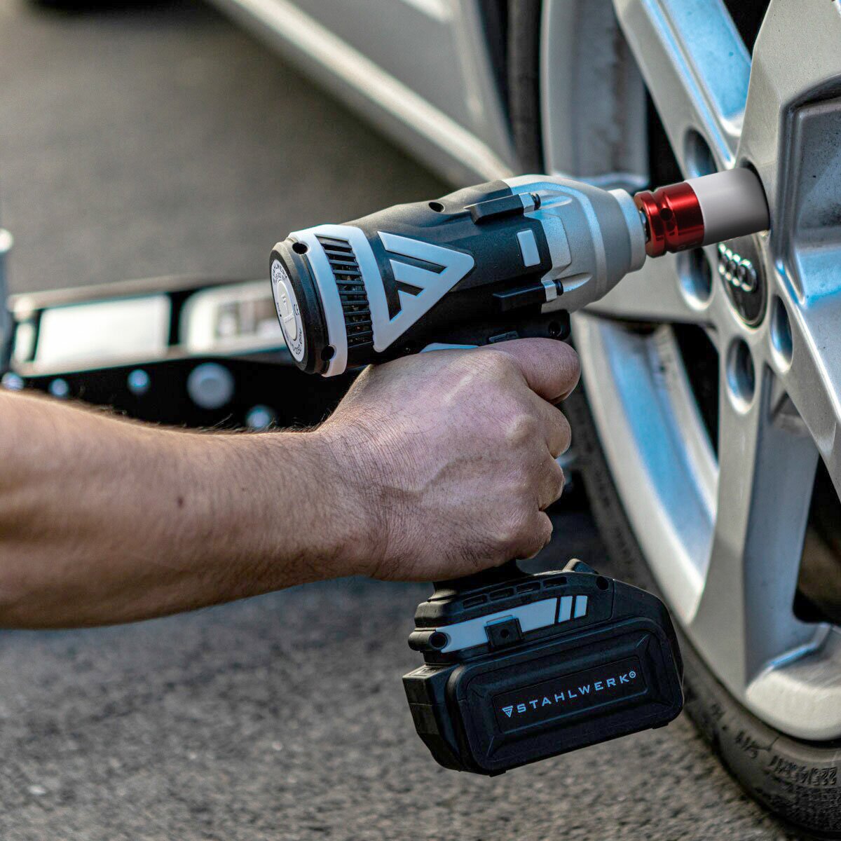 STAHLWERK Reifenwechsel-Set Pro bestehend aus einem extra flachen Rangier-Wagenheber, Drehschlagschrauber, Drehmomentschlüssel, Magnetschale und Arbeitshandschuhen