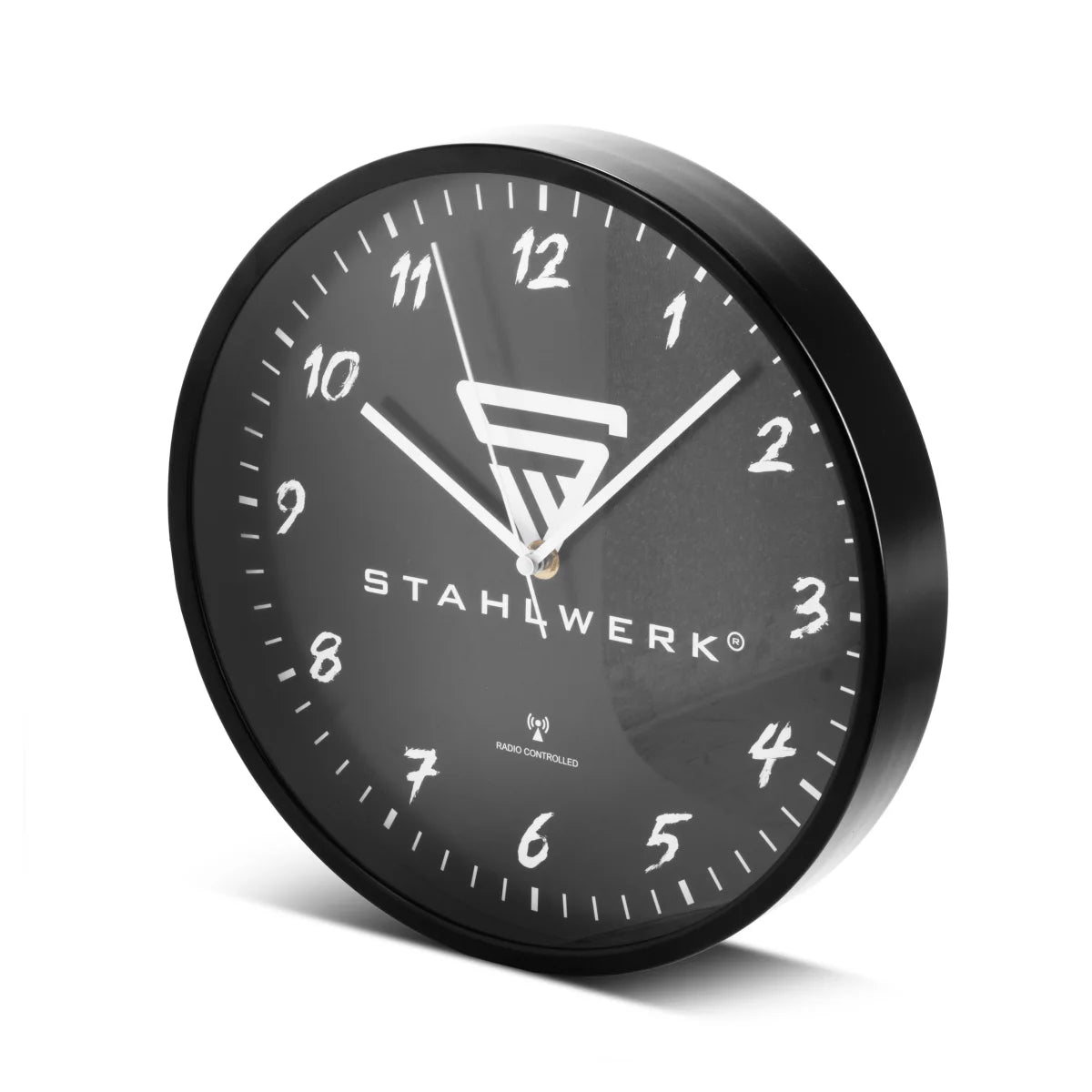 STAHLWERK Wanduhr 30 cm schwarze Werkstattuhr | Funkuhr | Funkwanduhr | Bürouhr | Küchenuhr mit Aluminium-Gehäuse und RCC-Uhrwerk