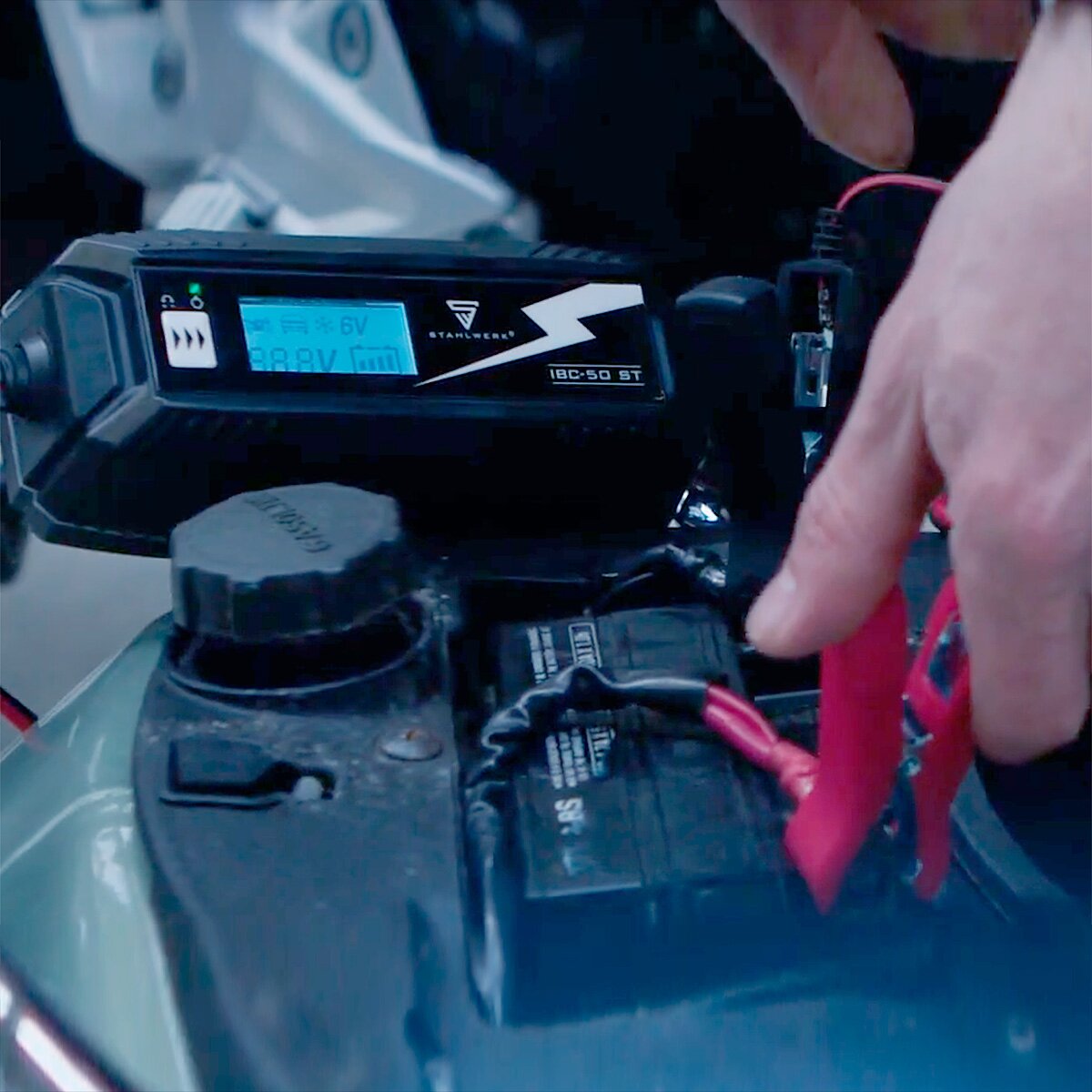 STAHLWERK Batterieladegerät IBC-50 ST mit Mikroprozessor und 4 Lademodi für 6V/12V AGM, VRLA, MF, SLA und GEL-Batterien | Intelligentes Ladegerät für Auto und Motorrad