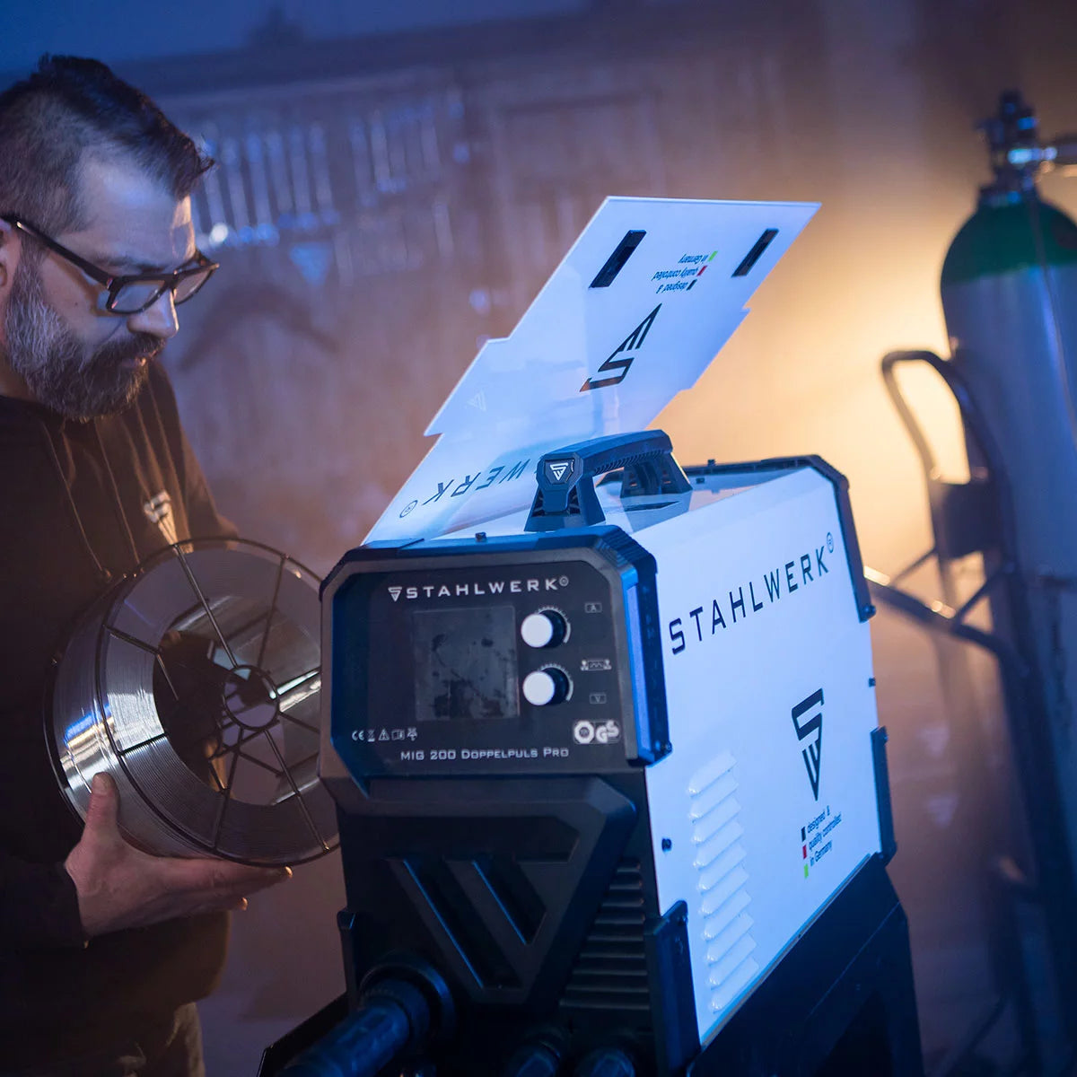 STAHLWERK MIG MAG 200 Doppelpuls Pro Machine à souder entièrement synergique entièrement équipée avec torche de soudage AK25 et jeu de pièces d'usure AK25
